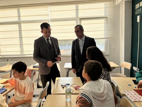 İlçe Gençlik Merkezini ziyaret eden Kaymakamımız Kerem YÜCE, öğrencilerle bir araya geldi.